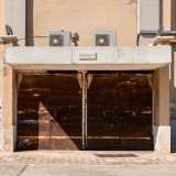 Stesso destino a cui � andata incontro Porta Marocco, talmente ossidata da non lasciar trasparire nemmeno un elemento dell�originaria decorazione